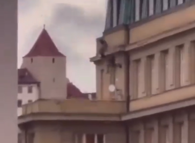 Drámai videón, ahogy emberek ugrálnak le a prágai egyetem párkányáról, remélve, hogy megmenekülnek