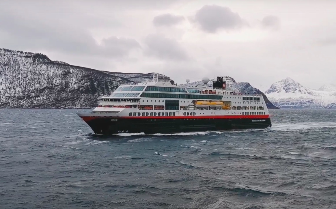 Majdnem 400 emberrel a fedélzetén hánykolódik egy norvég hajó az Északi-tengeren