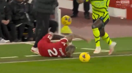 Videón az ütközés, amitől eltörött a csontja a Liverpool játékosának