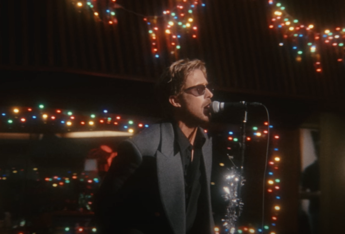 Meglepetés-dal: Ryan Gosling szívdöglesztően énekelte el a Ken-himnusz karácsonyi változatát