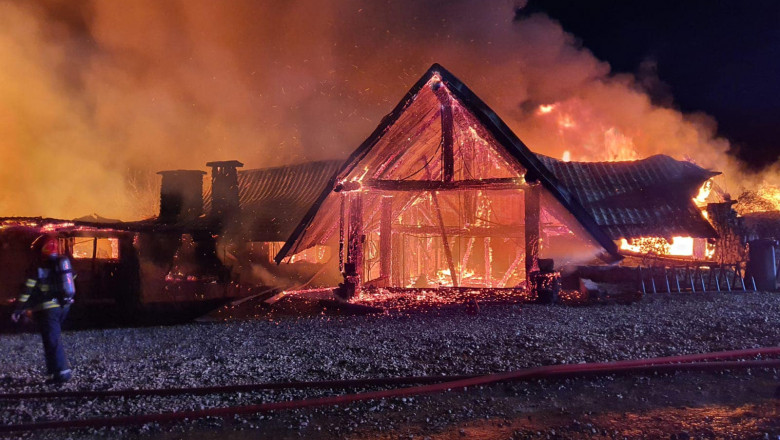 Hatalmas tűz pusztított egy panzióban Romániában – egy gyerek is meghalt, sok az eltűnt