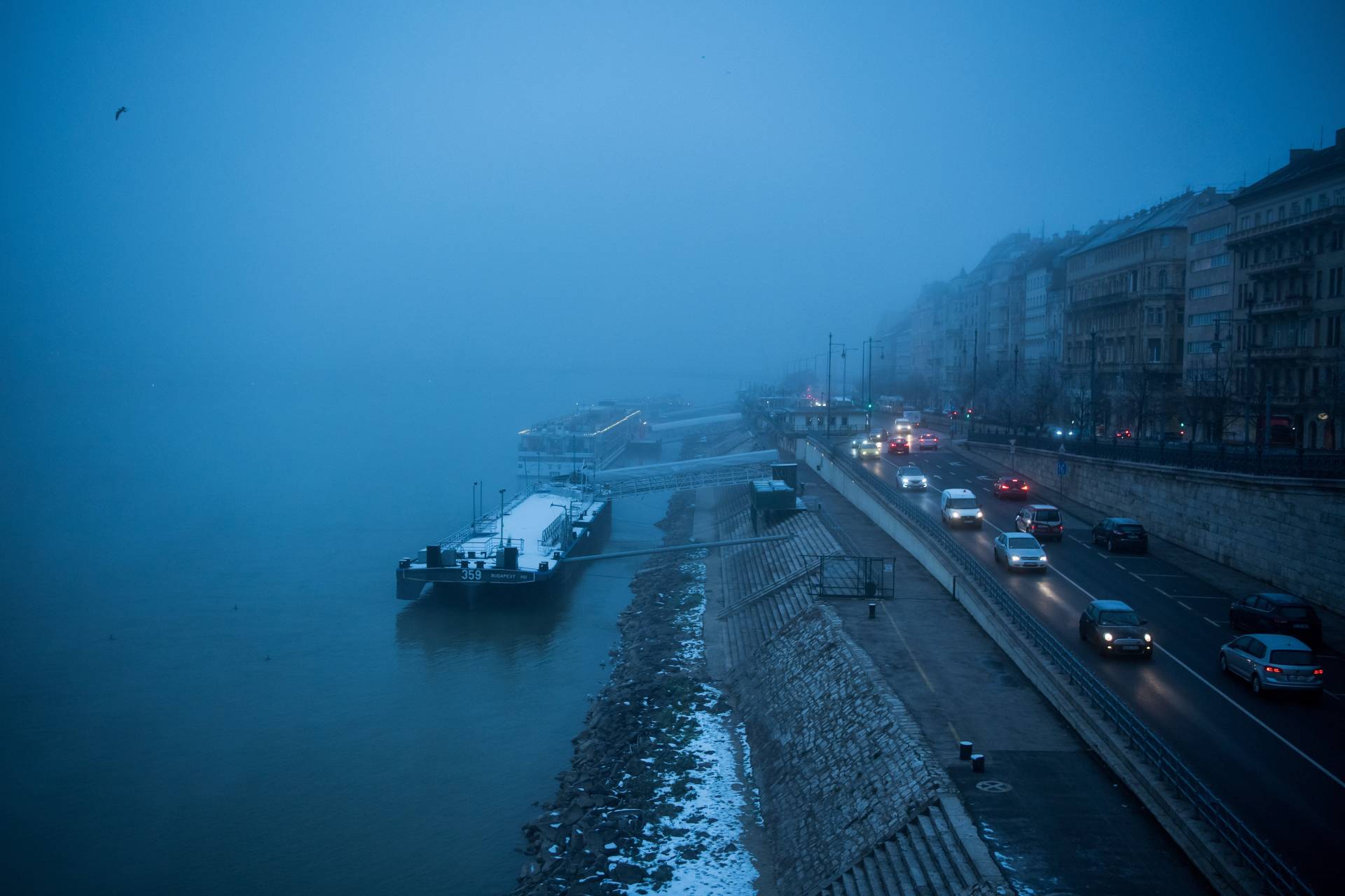 Elszállítják a járműveket a budapesti alsó rakpartról