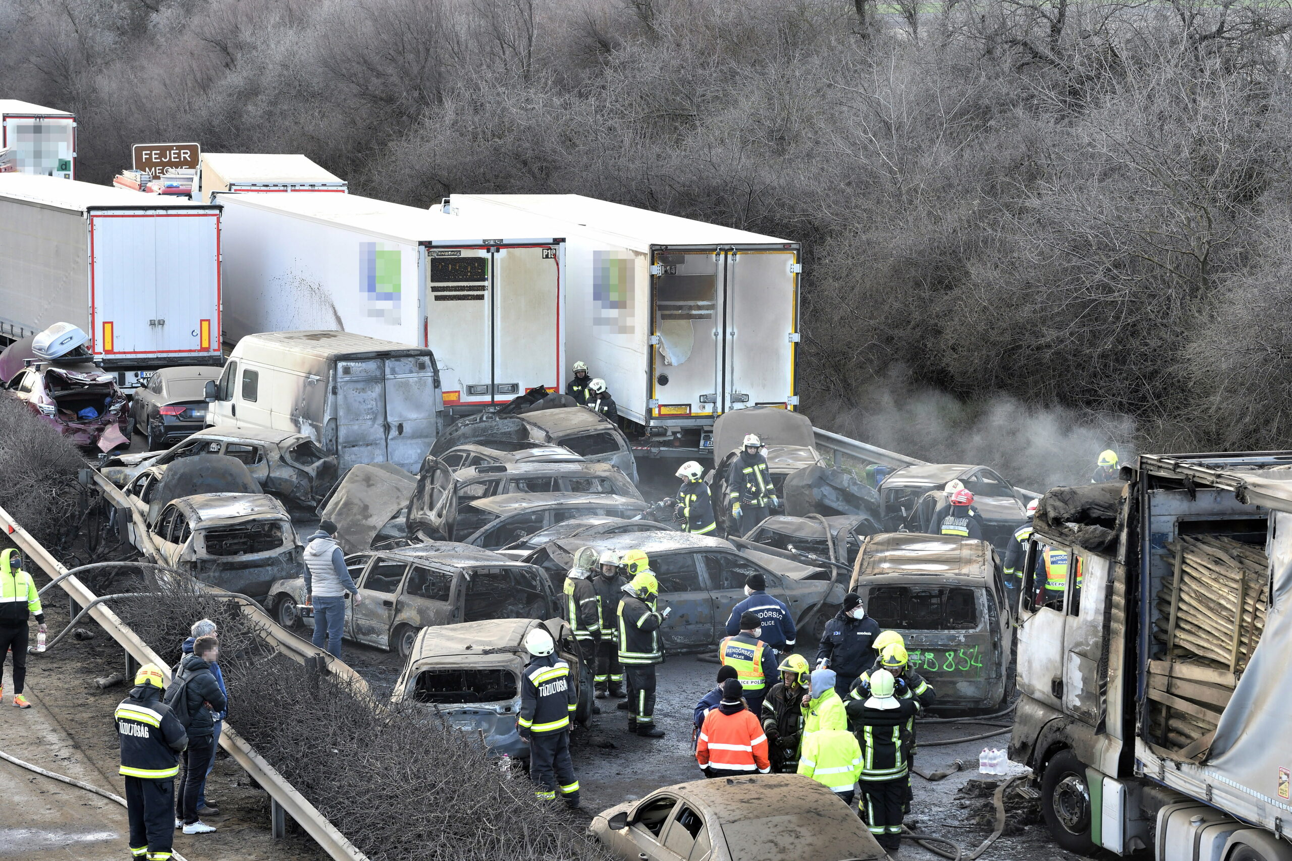 Még mindig nincs gyanúsítottja az M1-esen történt tömegbalesetnek, aminek következtében egy ember meghalt