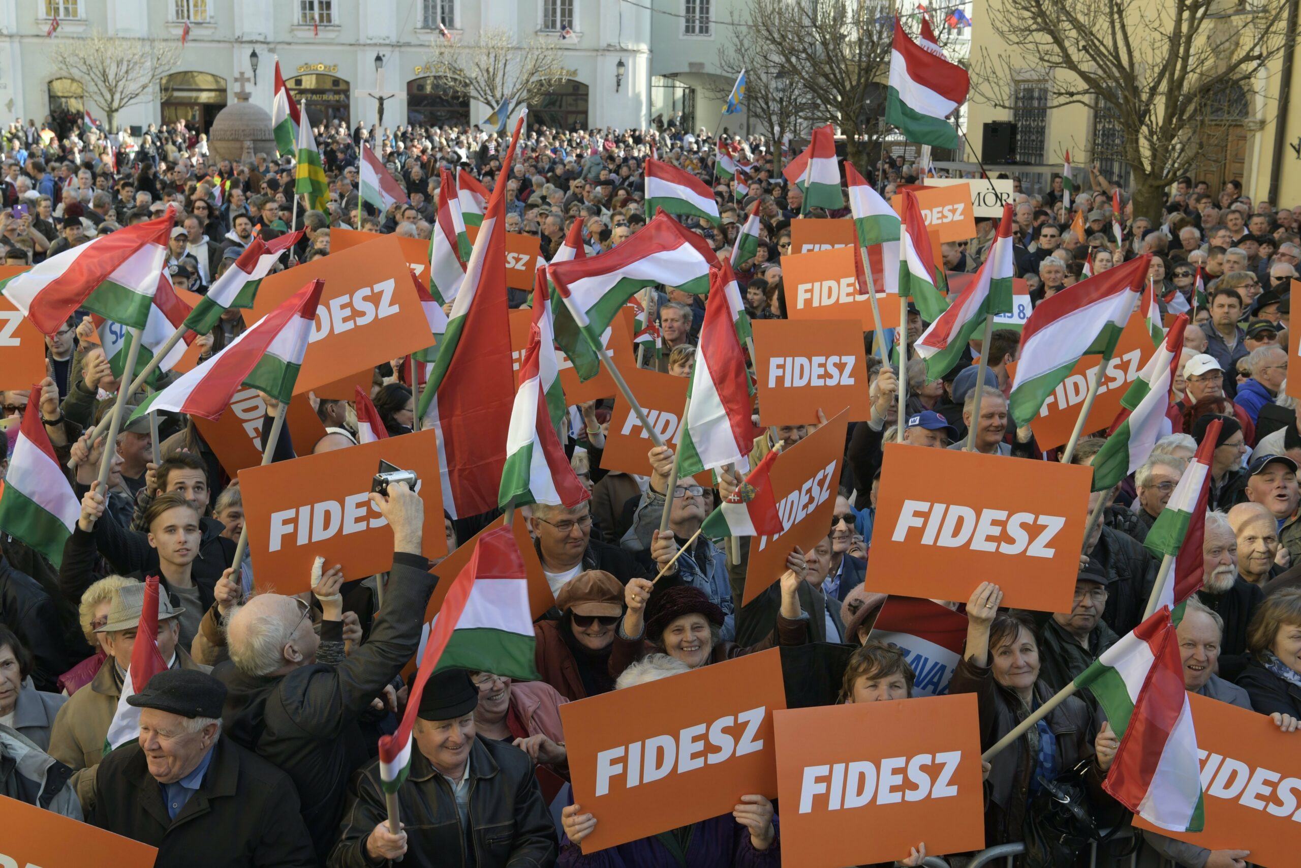 Szexi videók árasztották el a gödöllői Fidesz Facebook-oldalát