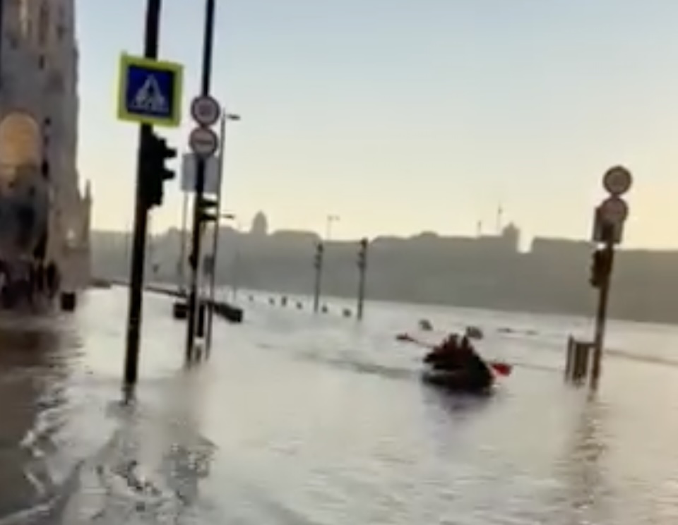 Kajakkal a Parlamentbe? Csütörtökön még ez is lehetséges volt – videó