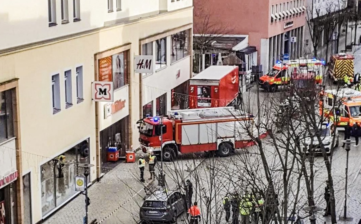 Gyalogosok közé hajtott egy teherautó Passauban, egy 37 éves nő és a 11 éves lánya is meghalt