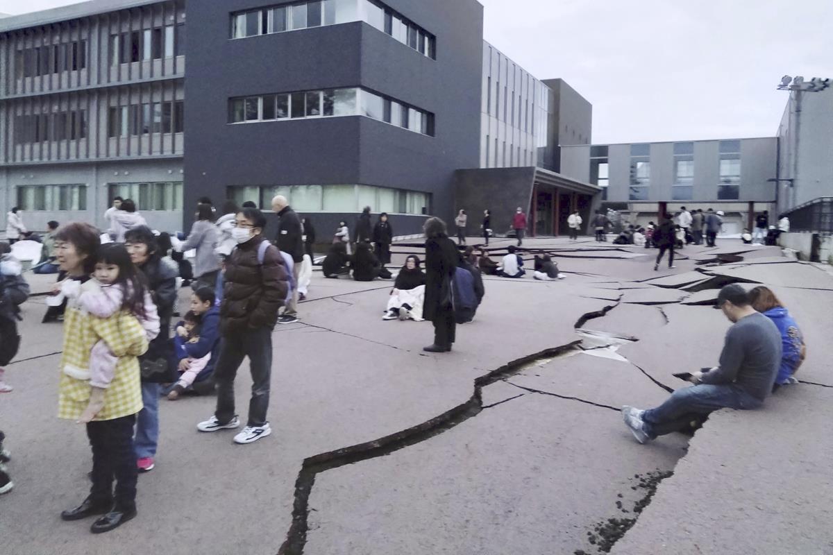 Megdöbbentő fotókon és videókon a 7,6-es erősségű földrengés Japánban