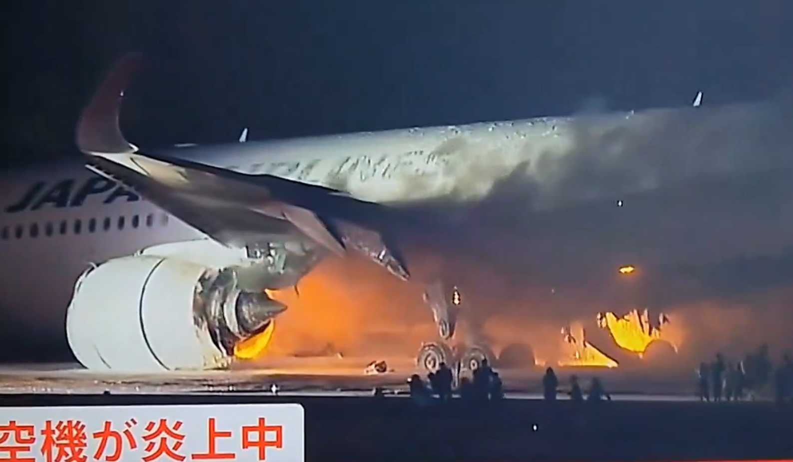 Breaking: több száz utassal a fedélzetén borult lángba egy repülő Japánban, miután egy másik géppel ütközött a kifutópályán