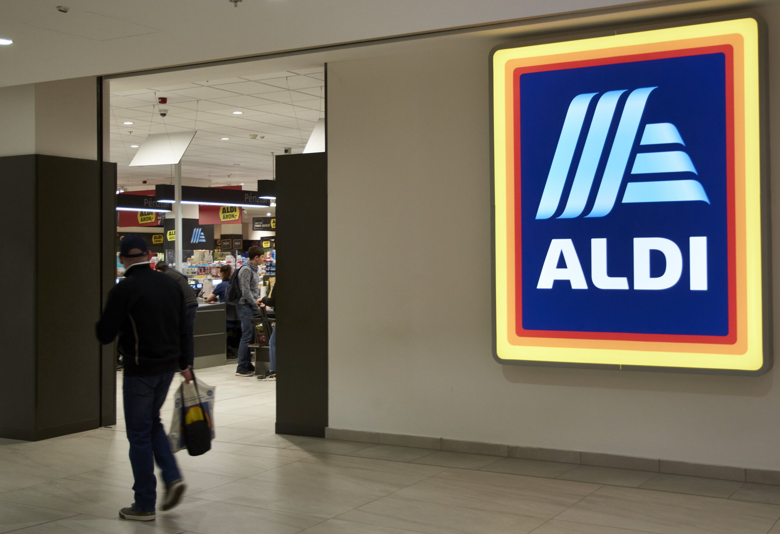 Akár 1,4 millió forintot is kereshetnek az Aldi boltvezetői havonta