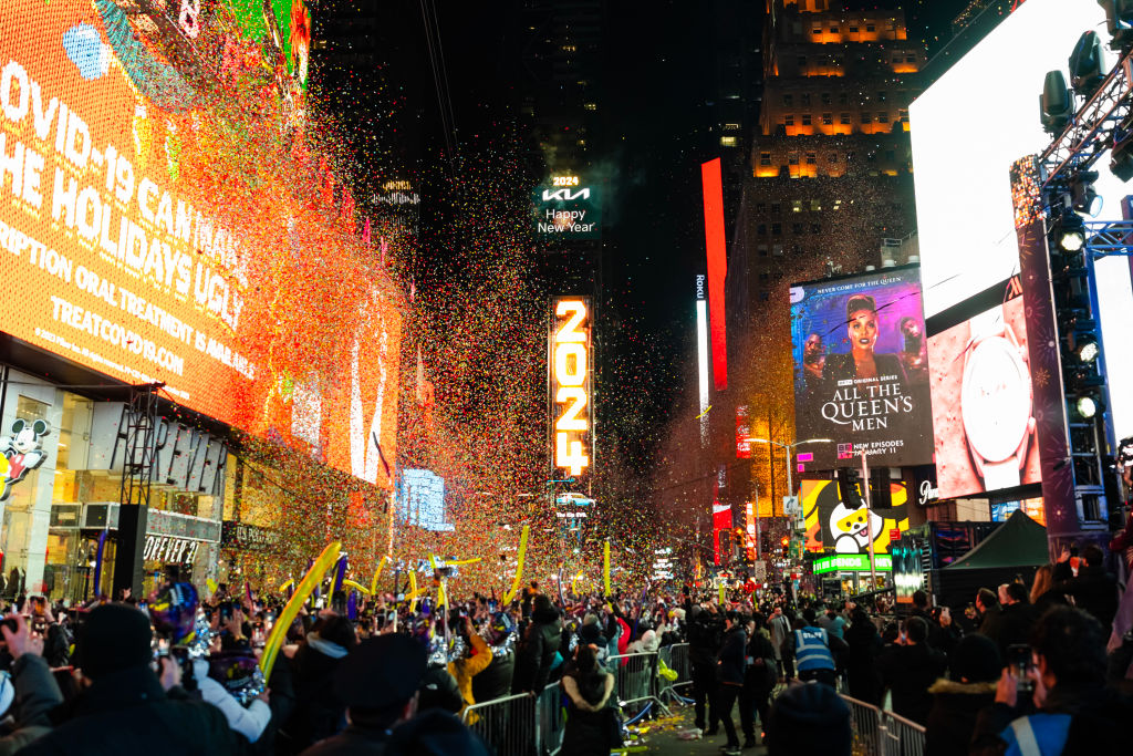 Videón, ahogy egy égő autó a szilveszterező tömegbe csapódik New Yorkban