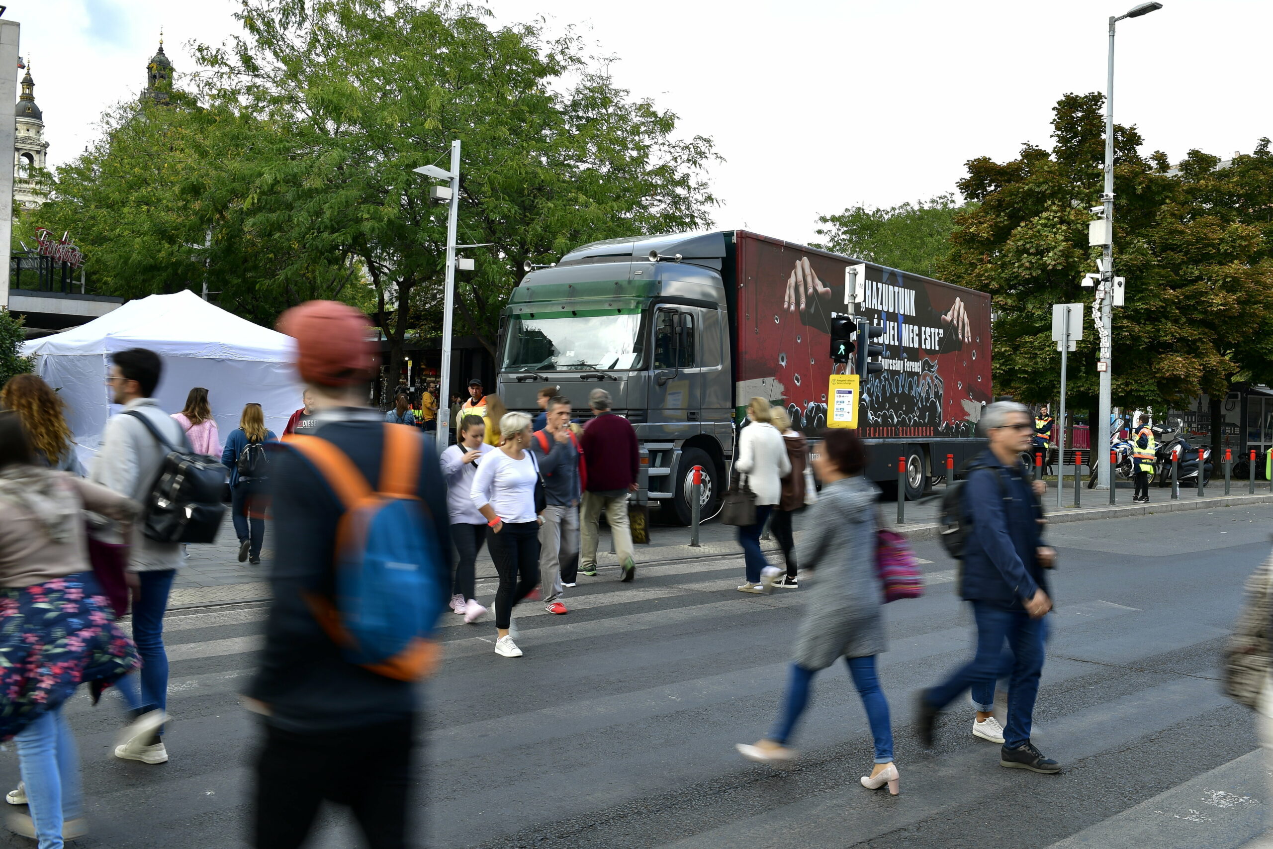 Szobrot emelnének a pillanatnak, amikor 2006-ban kilőtték egy gumilövedékkel az egyik tüntető szemét