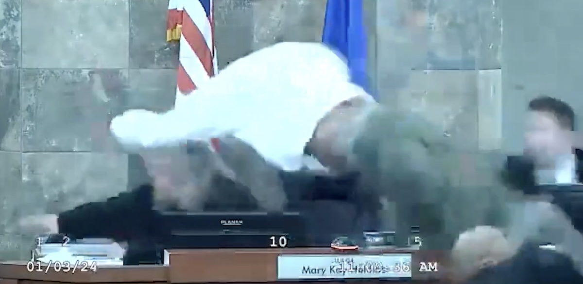 Döbbenetes videó: tárgyalás közben vetette rá magát a bírónőre a vádlott