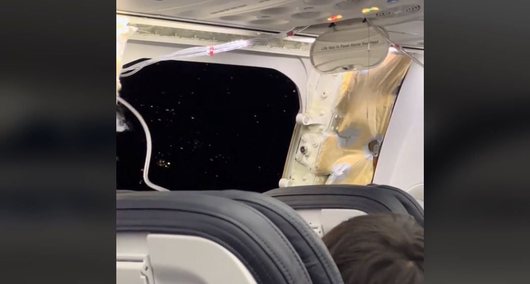 Videón a kiszakadt oldalú repülőgép, egy tiktoker készített felvételt az utastérből