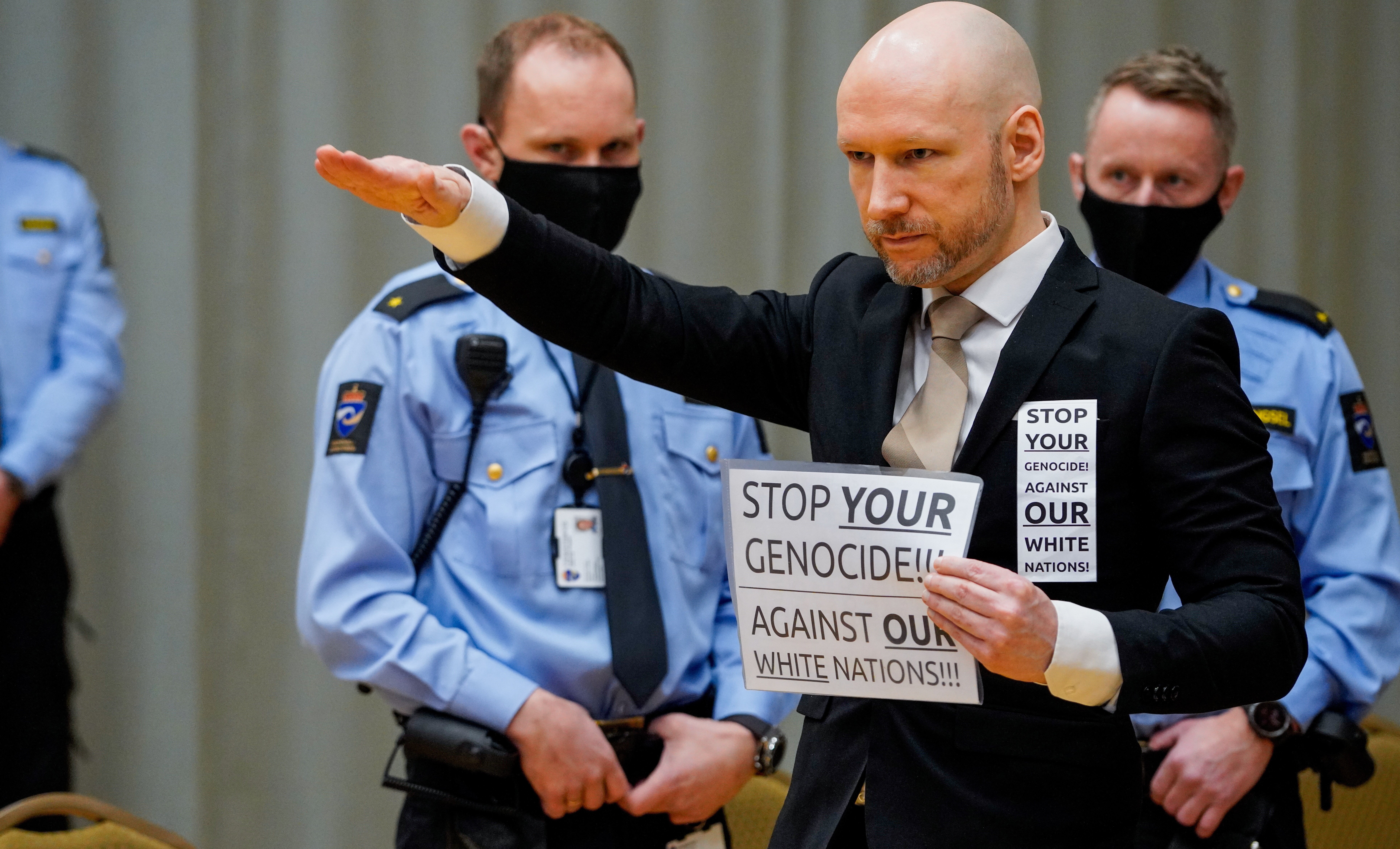 A norvég tömeggyilkos ismét a bíróságon követeli, hogy engedjék ki a magánzárkából