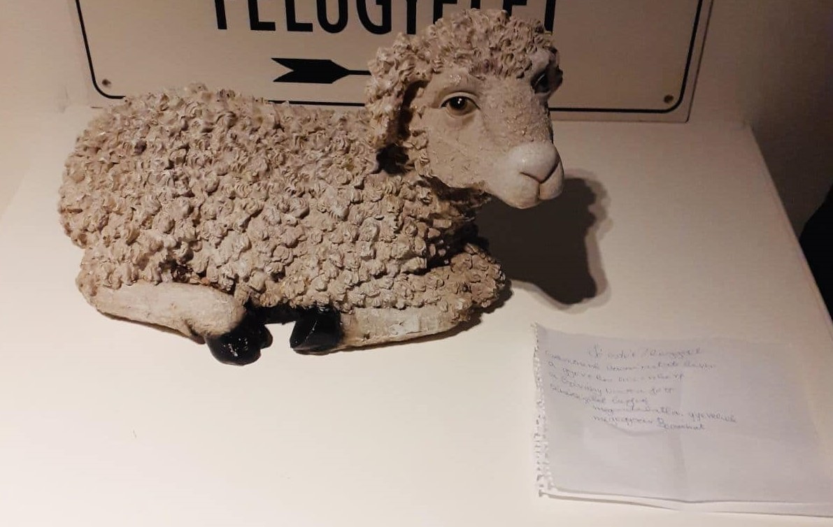 Egy bocsánatkérő levéllel vitték vissza a székesfehérvári betlehemből ellopott bárányszobrot
