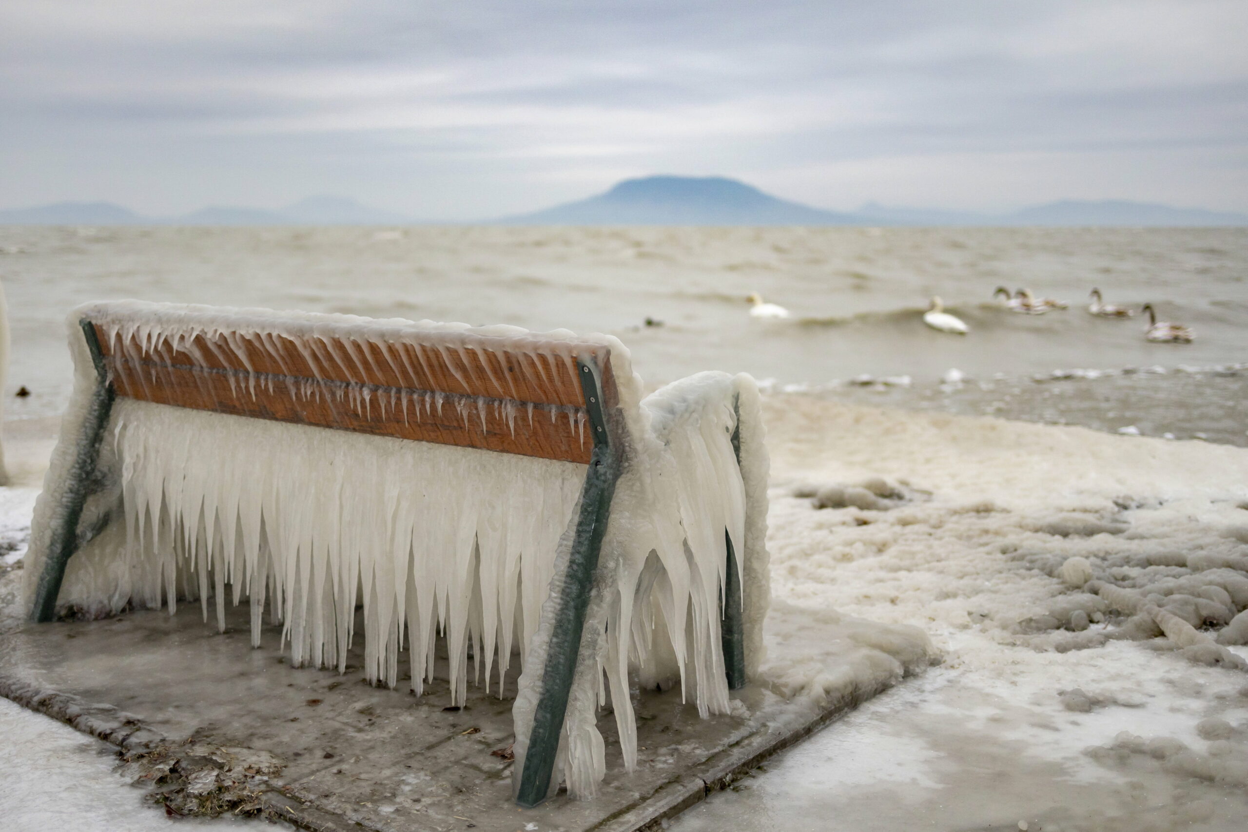 Videó: különleges csodavilággá vált a jégbe fagyott Balaton-part