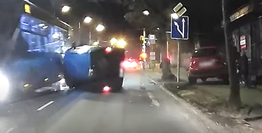 Videón, ahogy autóval és busszal is ütközött, majd az oldalára dőlt egy Suzuki