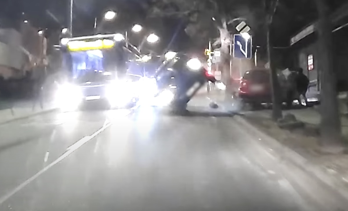 Hátborzongató videó: busznak dobott az útpadka egy autót, két gyalogos épp csak megúszta élve a balesetet
