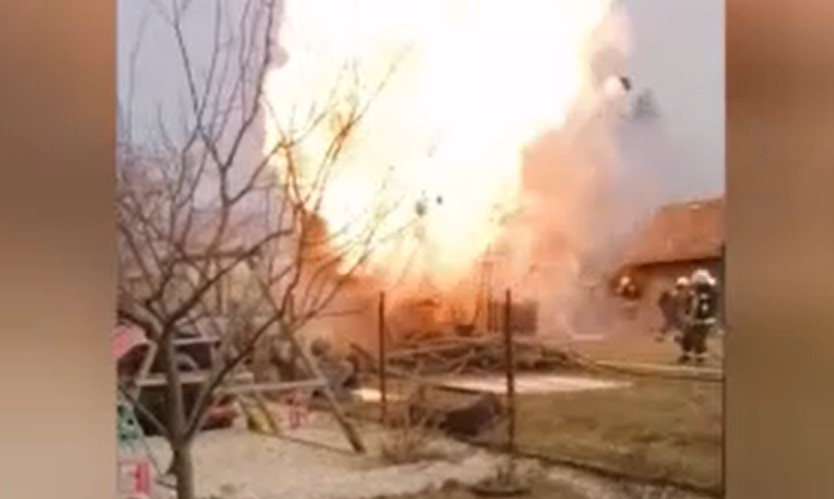 Videón, ahogy a tűzoltóktól pár lépésre felrobbant az égő házban lévő gázpalack Tatabányán
