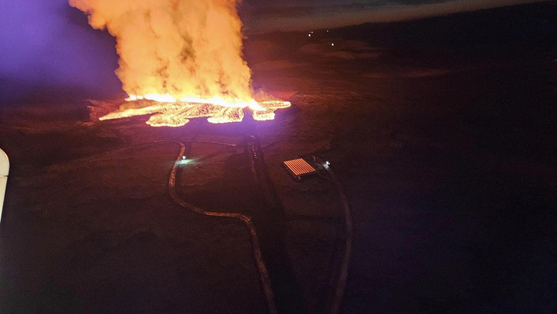 Megint kitört egy vulkán Izlandon, több házat is lángra lobbantott a lávafolyam – videó