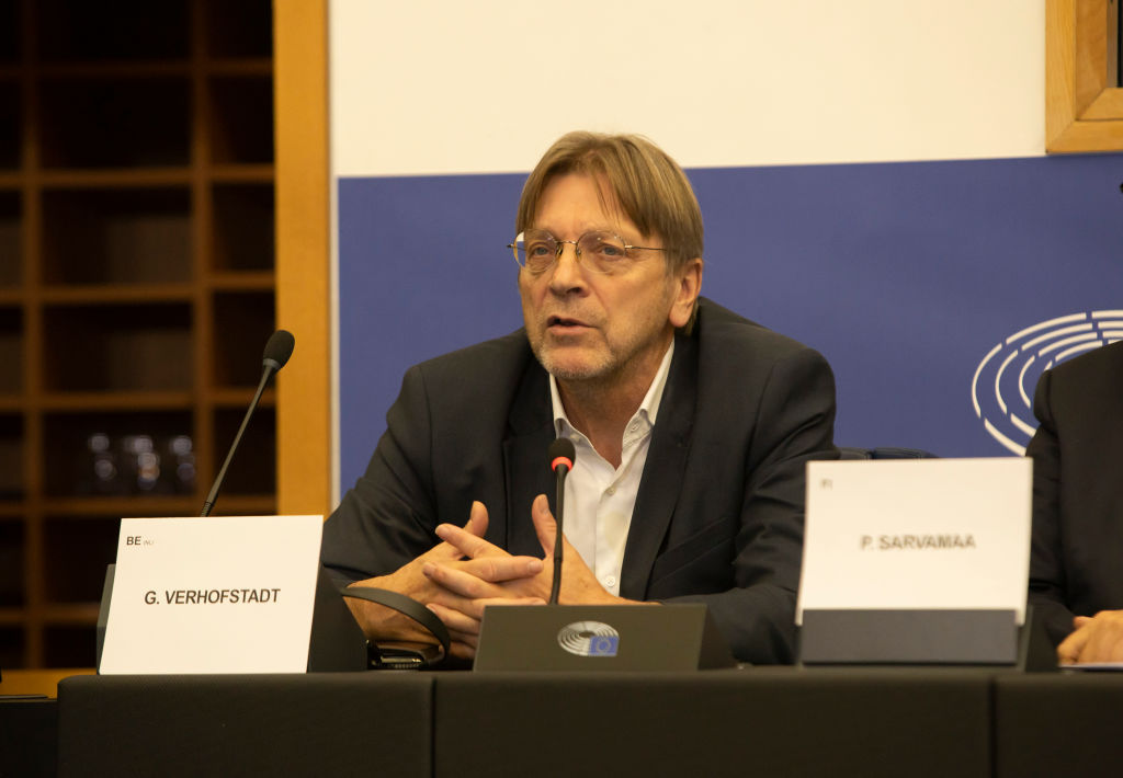 Verhofstadt: Keménynek kell lenni Orbán Viktorral szemben, különben az EU újabb utat nyit az „orbáni zsarolásoknak”