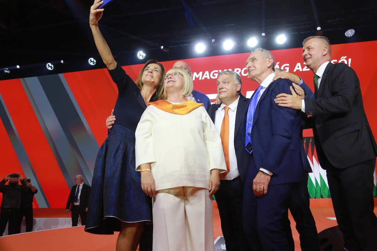 Egy év alatt 5 százalékkal csökkent a Fidesz-KDNP támogatottsága az IDEA szerint