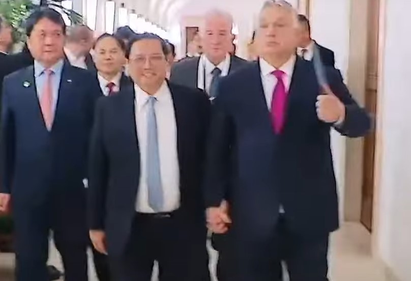 Orbán Viktor kézen fogva sétált a vietnámi miniszterelnökkel – videó