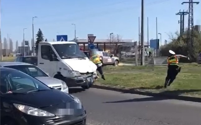 Videón, ahogy kis híján elgázol két rendőrt, majd egy kocsiba csapódik egy ámokfutó Tapolcán