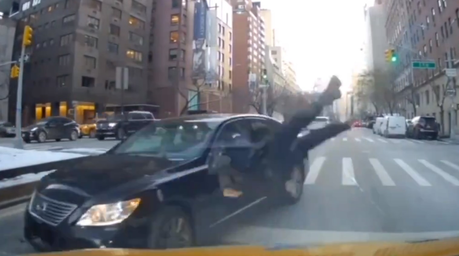 Sokkoló videón, ahogy szándékosan elgázolnak egy rendőrt