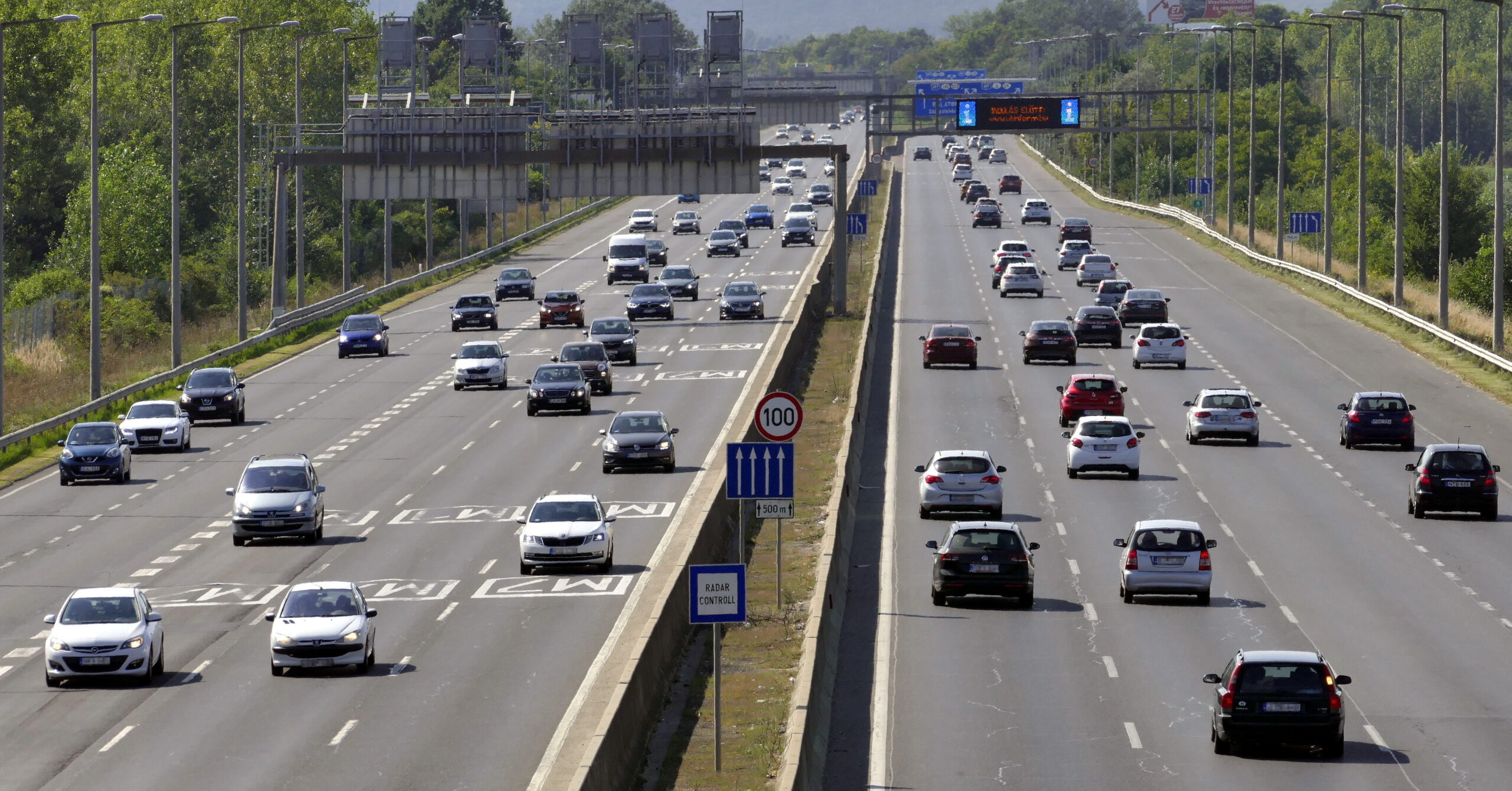 Káosz az M1-esen: ötven autó kapott defektet egy kamion miatt