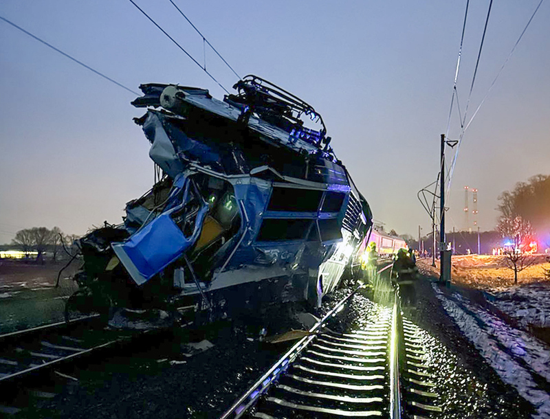 Tragikus vonatbaleset: meghalt a mozdonyvezető, sokan megsérültek Észak-Morvaországban