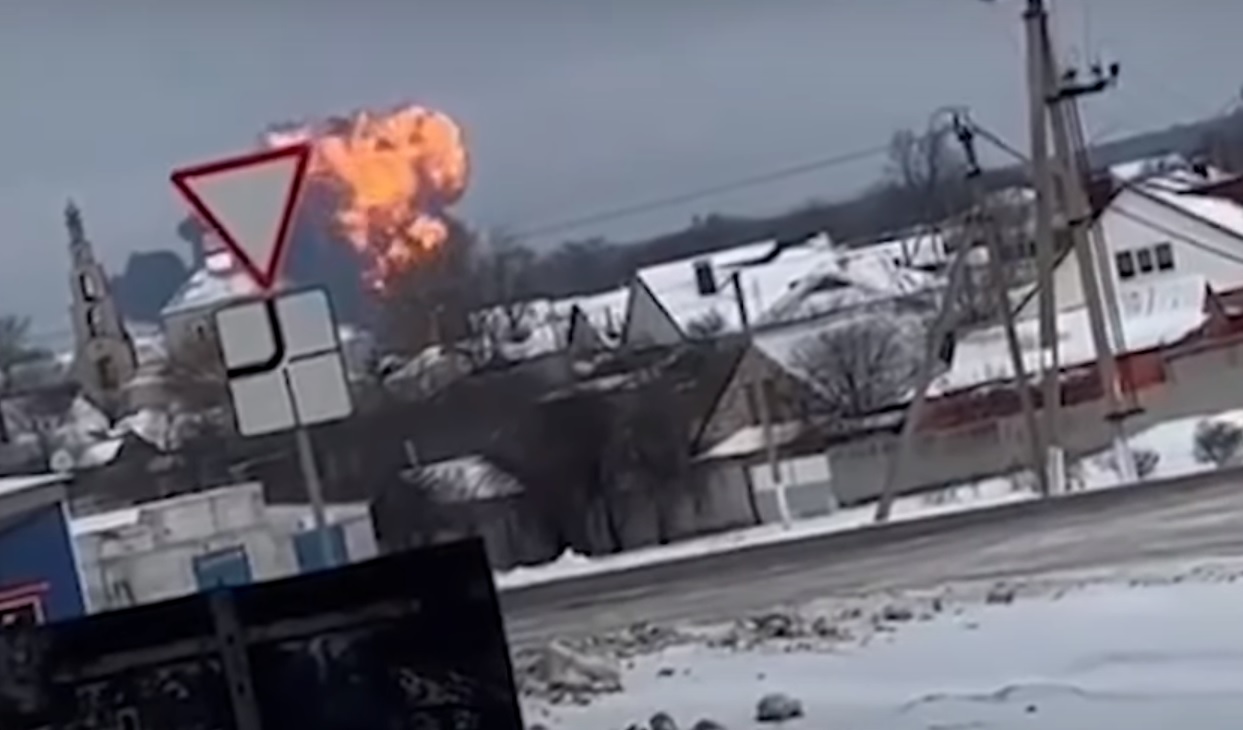 Tűzgömbbé vált és lezuhant egy orosz katonai szállítórepülőgép, ukrán hadifoglyok voltak rajta az oroszok szerint