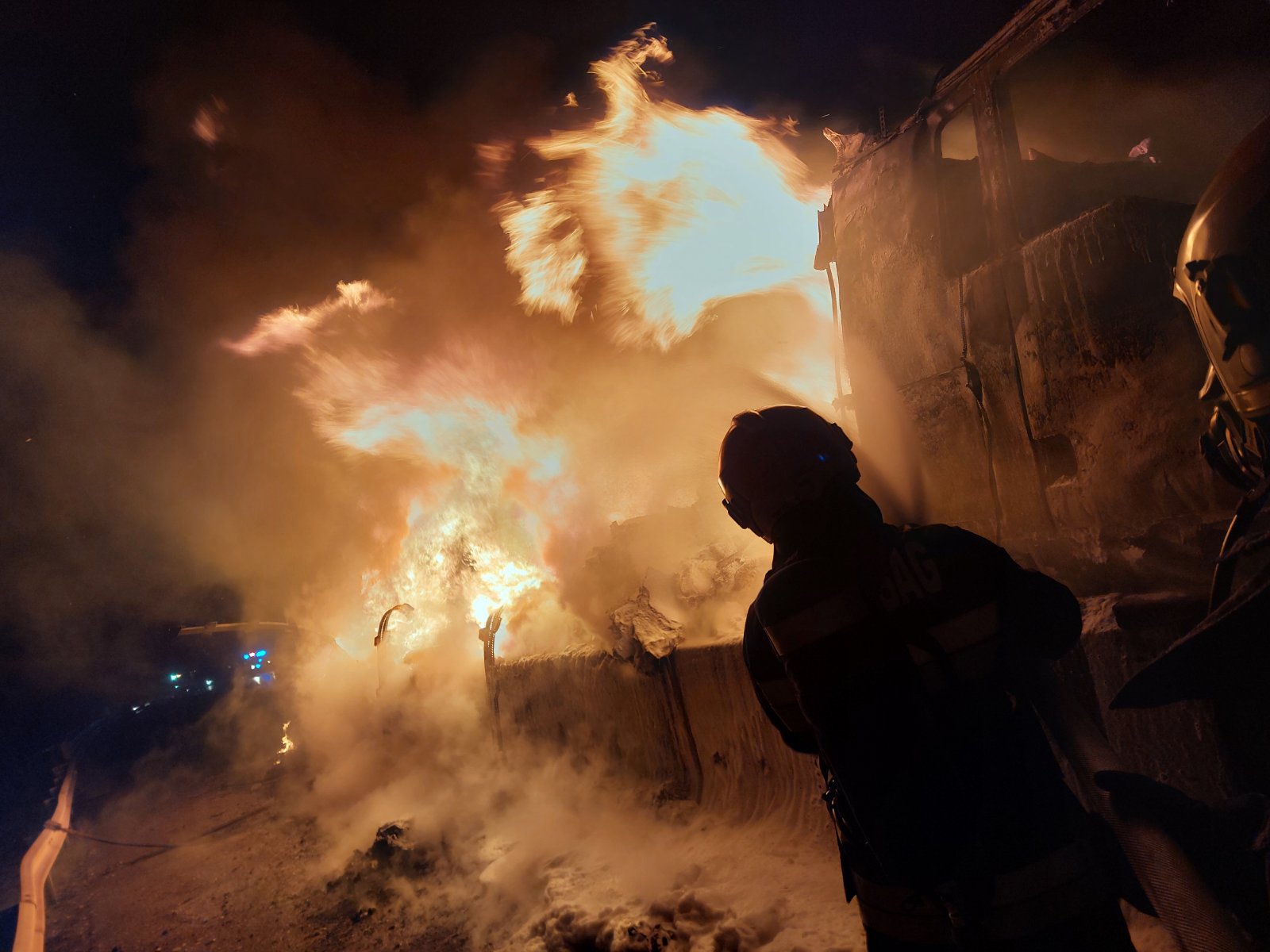 Pokoli lángokkal égett az M0-son kigyulladt kamion, döbbenetes fotókat tettek közzé a tűzoltók