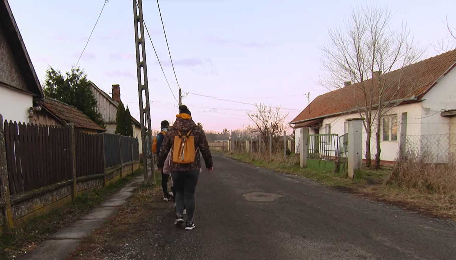 Naponta 7 kilométert kell gyalogolni a gyerekeknek Tiszavasváriban – szülők tüntetnek az iskolabuszért