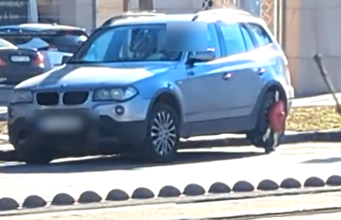 Videó: Így darálta le a kerékbilincset egy BMW-s, aki nem vette észre a büntetést