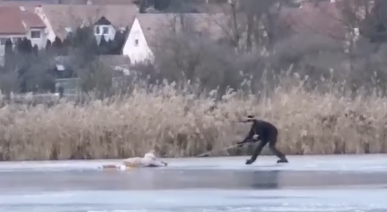 Videón, ahogy kimentik a korcsolyázót Tihanynál, aki alatt beszakadt a jég