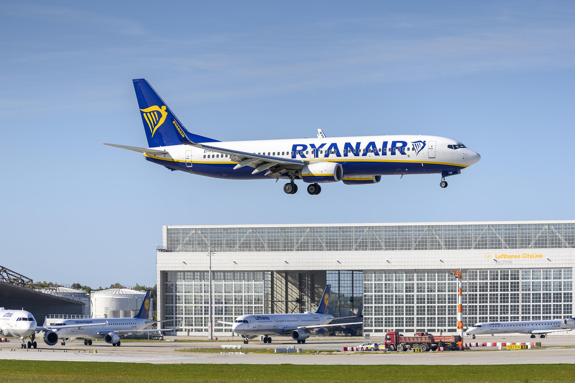 Megnyerte a pert a Ryanair, amely rablásnak nevezte az „extraprofitadót” – nem kell befizetniük a 300 millió forintos bírságot