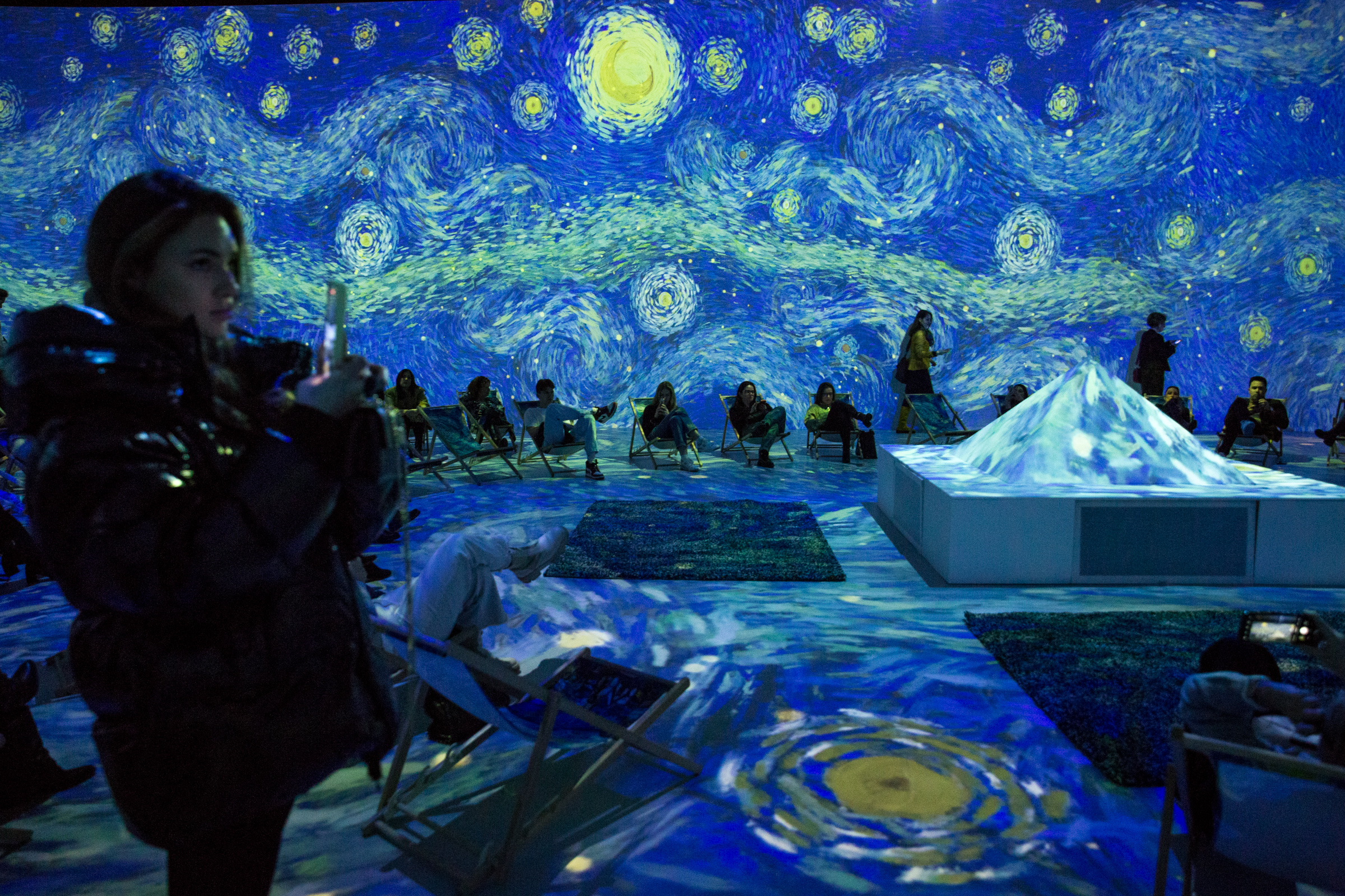 Ilyen érzés belépni Van Gogh kavargó festményeibe – Van Gogh: The Immersive Experience a BOK Csarnokban