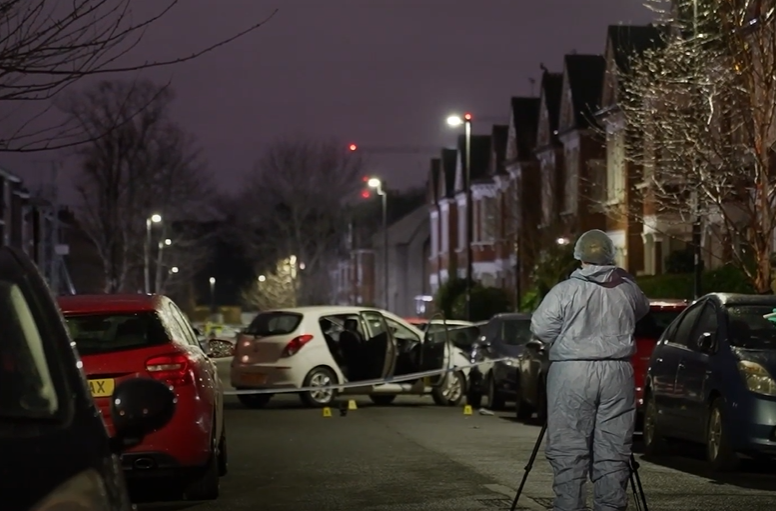 Egy ismert szexuális bűnöző öntötte le savval a londoni anyát és a kislányát, hatalmas hajtóvadászat folyik utána