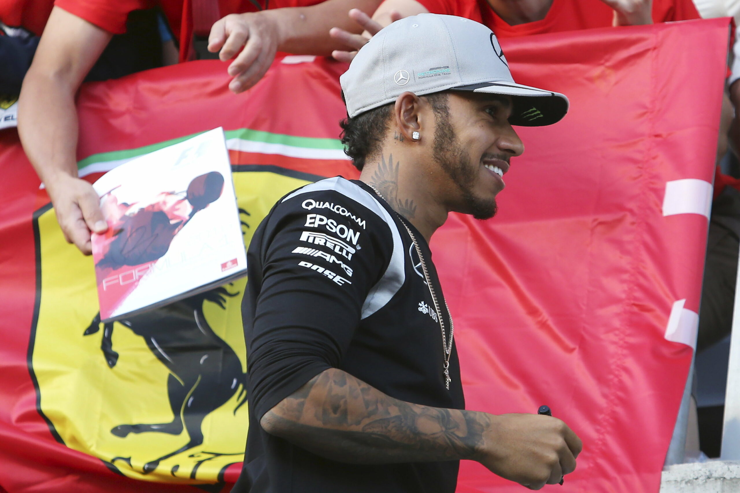 Hivatalos: Lewis Hamilton a Ferrarihoz szerződik, de tett egy ígéretet a Mercedesnek