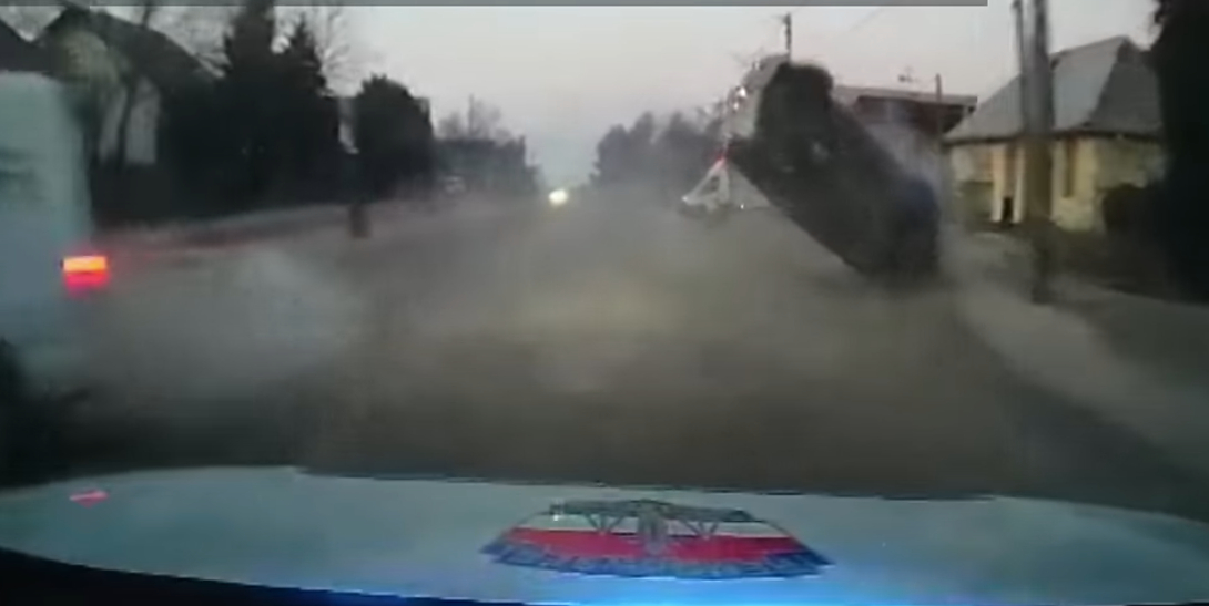 Mint egy akciófilmben! Hatalmas autós üldözés után felborult a rendőrök elől menekülő kocsi – videó