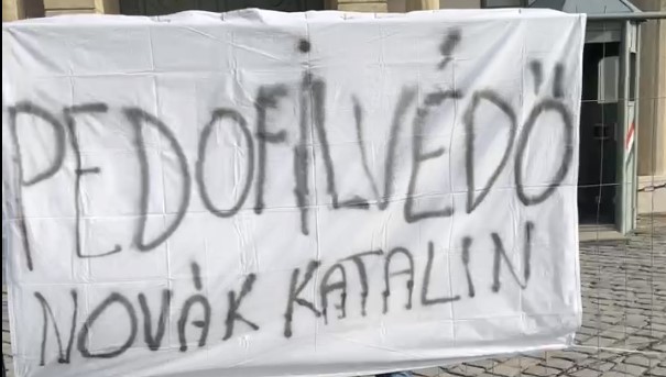 „Pedofilvédő Novák Katalin” – a köztársasági elnök hivatalánál akciózott a Momentum