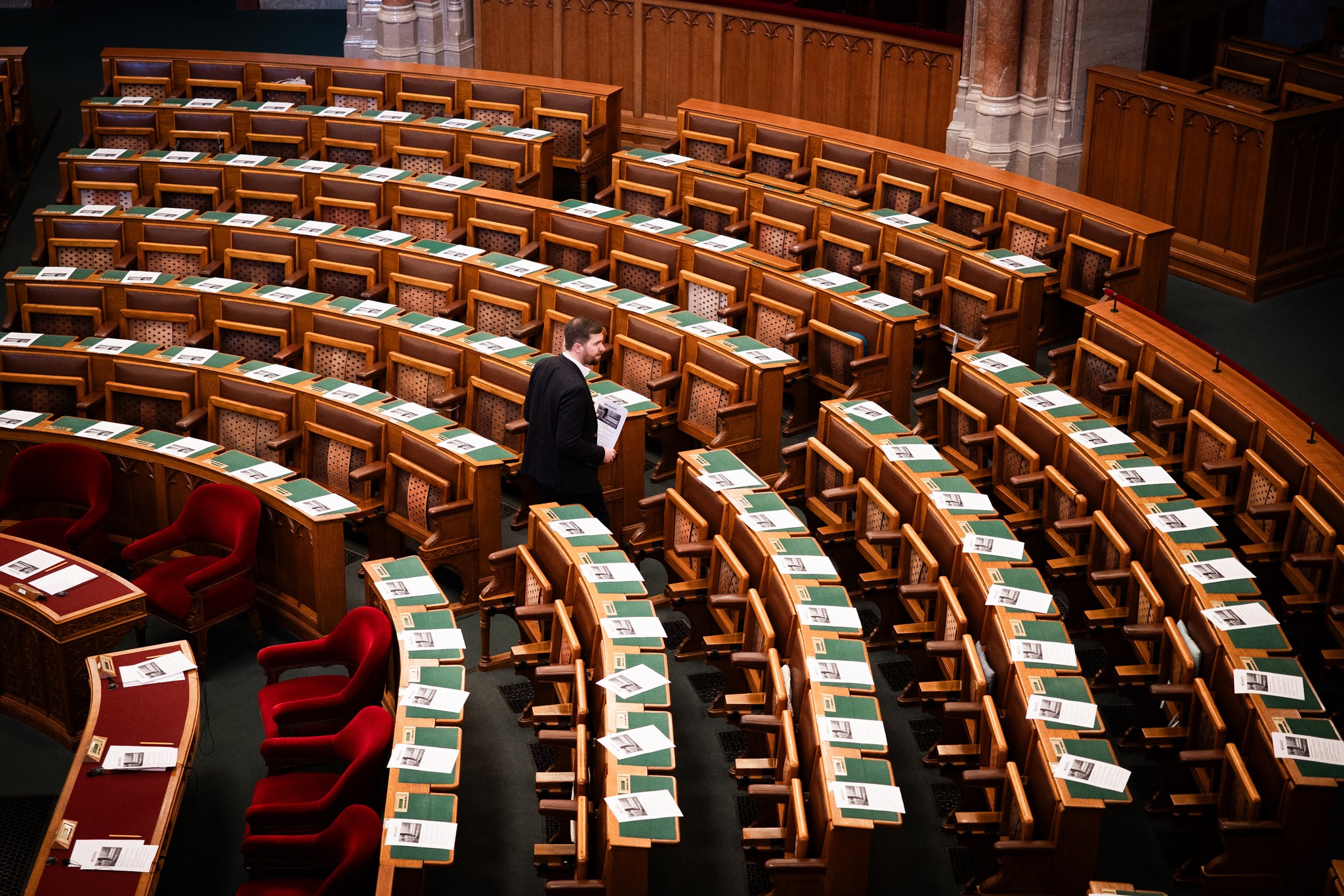 Rendkívüli parlamenti kudarc: 6 nagykövet nézte végig, ahogy a Fidesz miatt meghiúsul az ülés