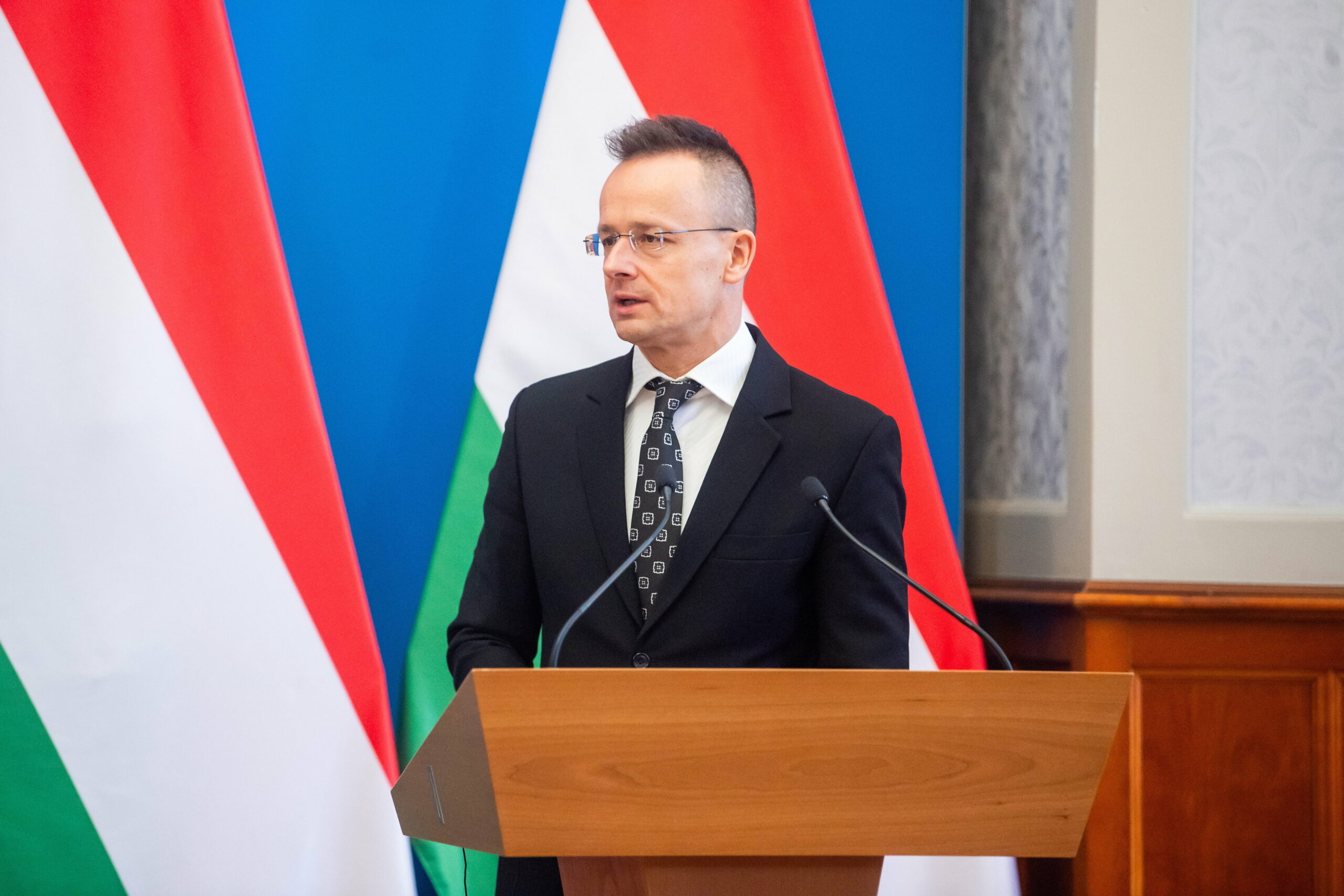 Szijjártó Péter sürgős feladatot kapott Orbán Viktortól – azonnal alá kell írnia