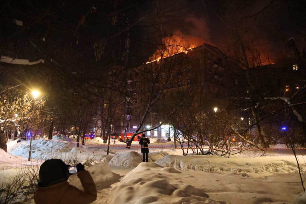 Lángolt egy hatalmas lakóház Moszkvában, helikopterrel kellett oltani a lángokat - videó!