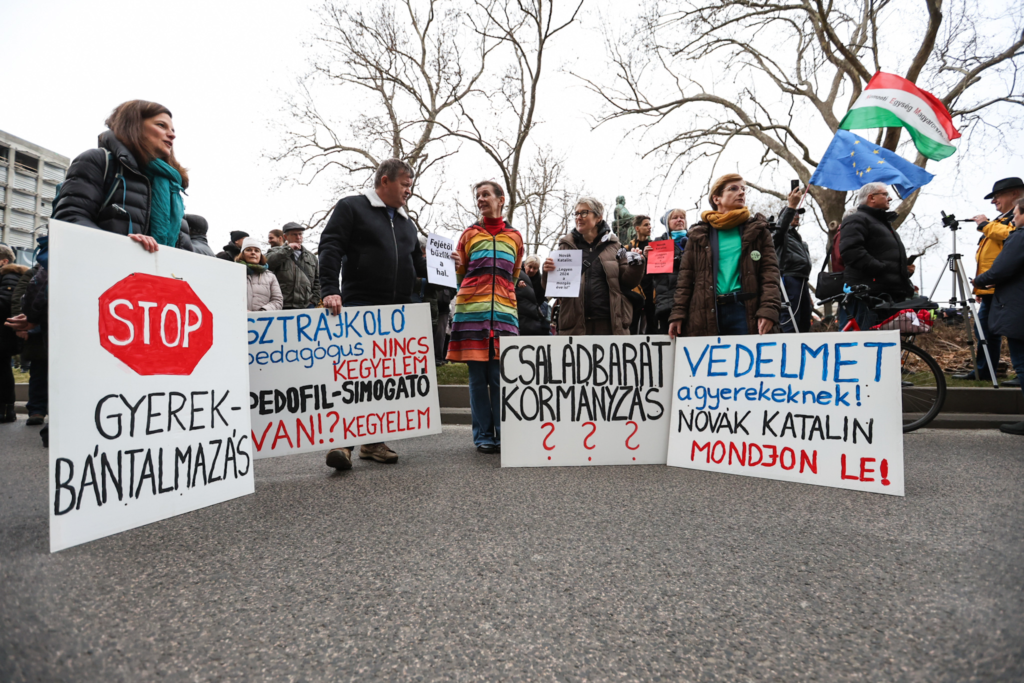 Fotók: Gyülekezik a tömeg – Tüntetés lesz este Novák Katalin kegyelmi ügye miatt a Sándor-palotánál