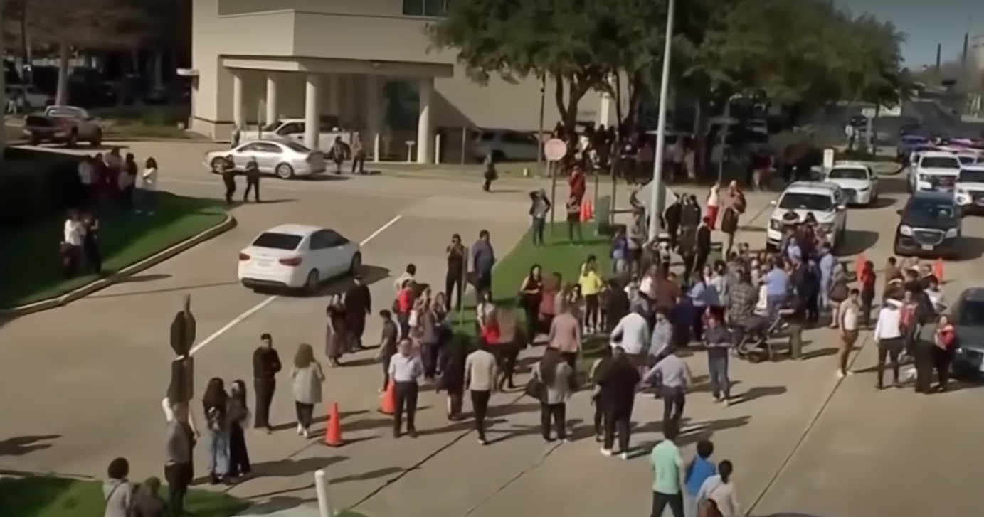 Vasárnapi istentiszteleten nyitott tüzet egy nő a hívőkre, aztán lelőtték a rendőrök Texasban