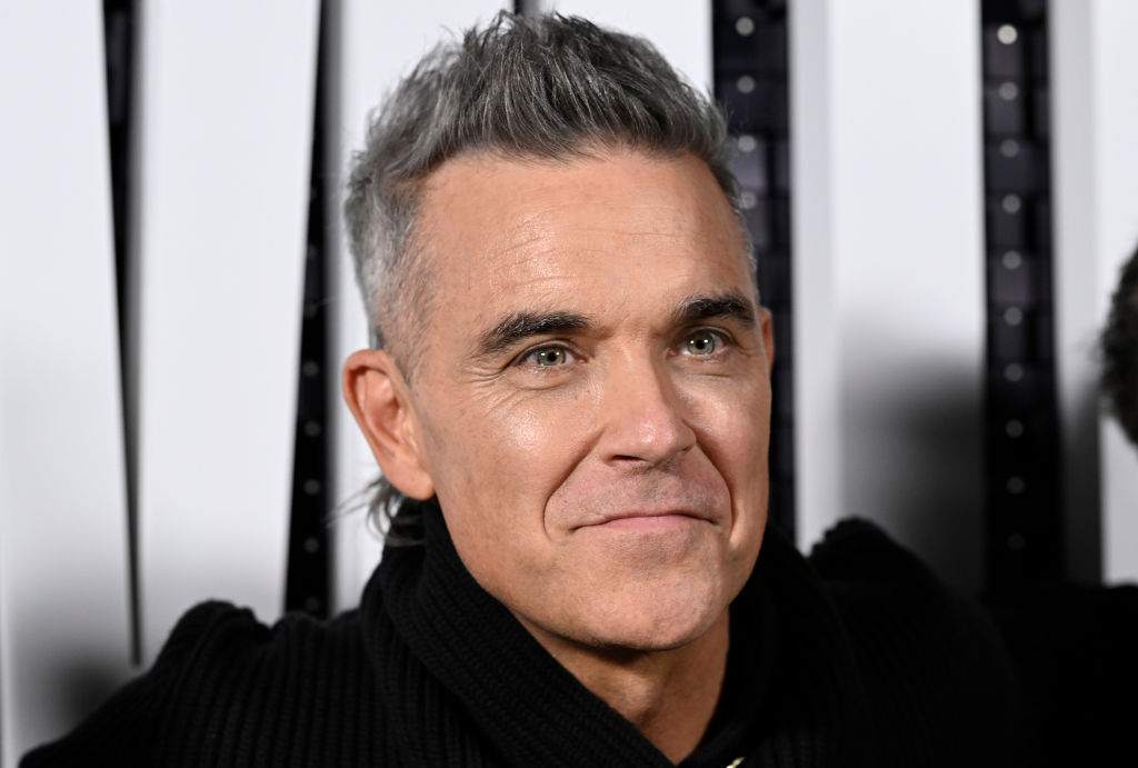Újsághirdetéssel került a Take Thatbe, majdnem ő lett James Bond, és a felesége miatt szokott le a drogokról – Robbie Williams 50 éves