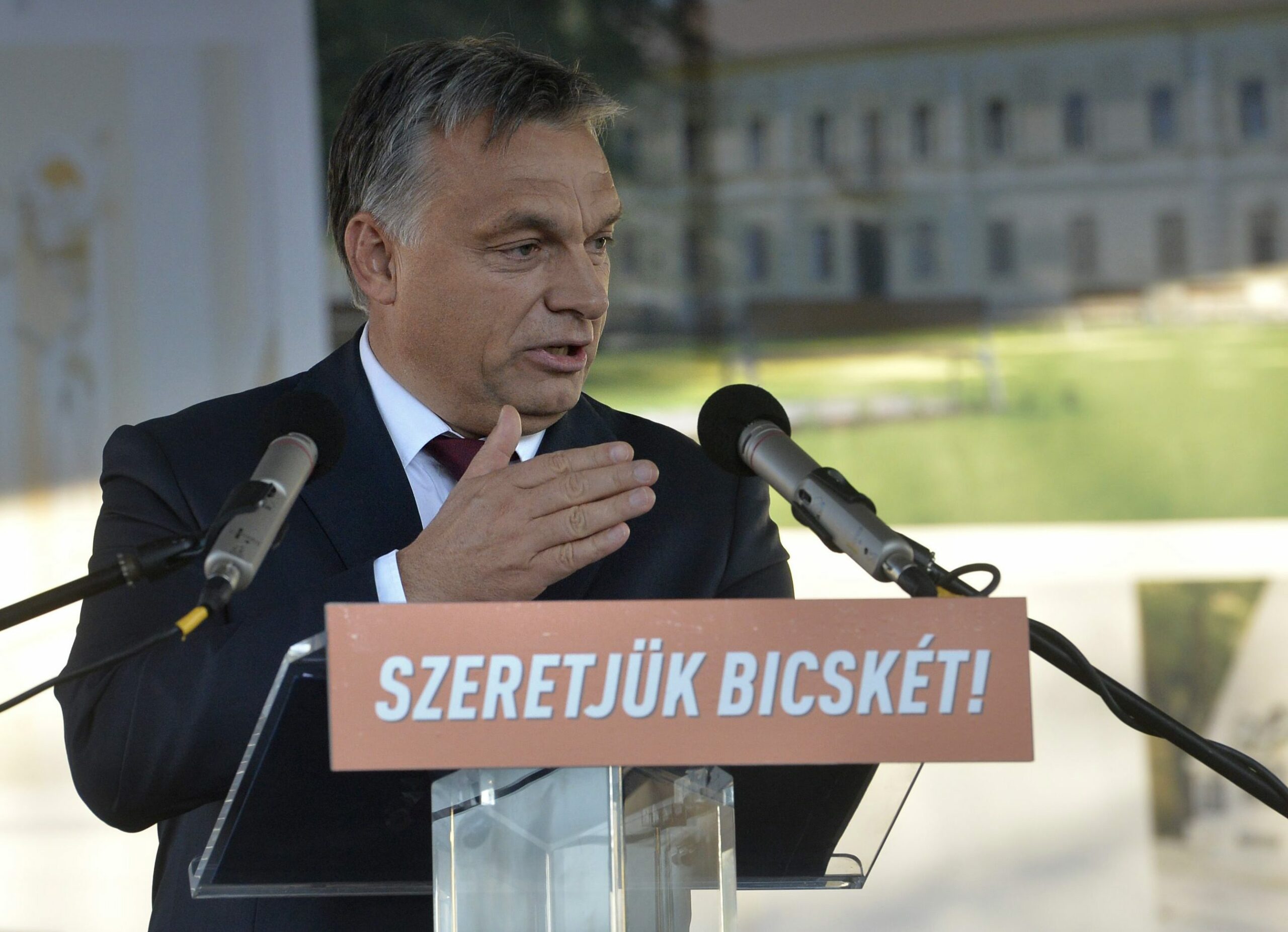 Orbán Viktor a később pedofília miatt elítélt igazgató egyesületének kampányolt 2002-ben