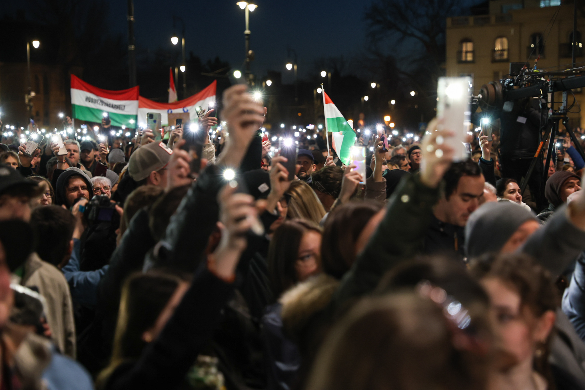 Így indult a Hősök terén a tüntetés – mobiltelefonok százai világítottak